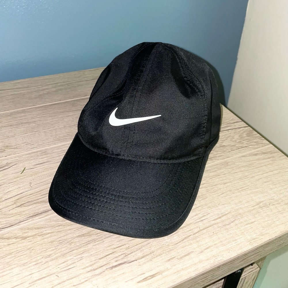 Black Nike dri-fit Featherlight hat